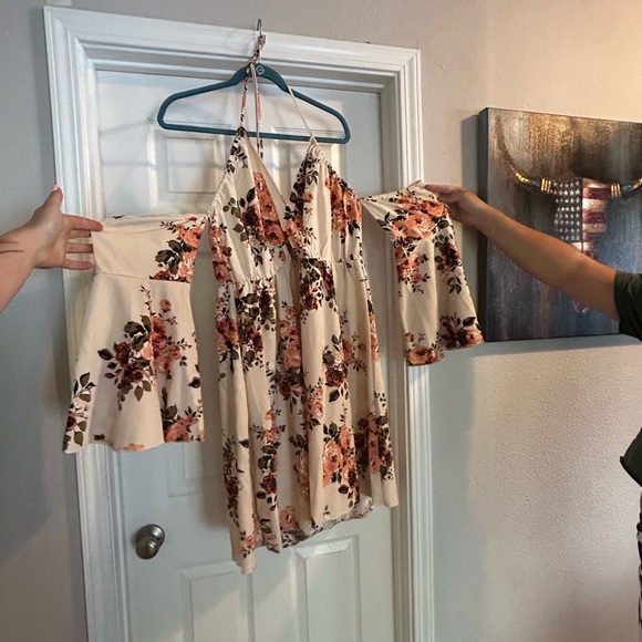 Halter floral dress with sleeves - Picture 2 of 2